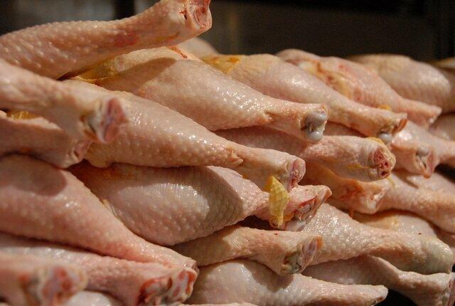 افزایش قیمت گوشت مرغ توسط مرغداران تخلف است، گرما و دلالان عوامل دیگر گرانی!
