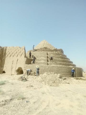 فاز دوم عملیات مرمتی یخدان لنگر ماهان از سر گرفته شد فاز دوم عملیات مرمتی یخدان لنگر ماهان از سر گرفته شد
