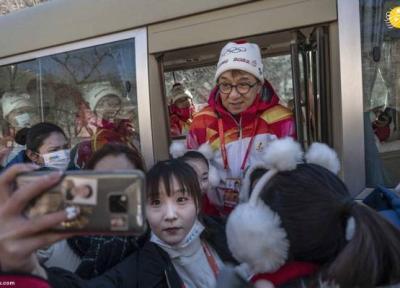 جکی چان و حمل مشعل المپیک روی دیوار چین
