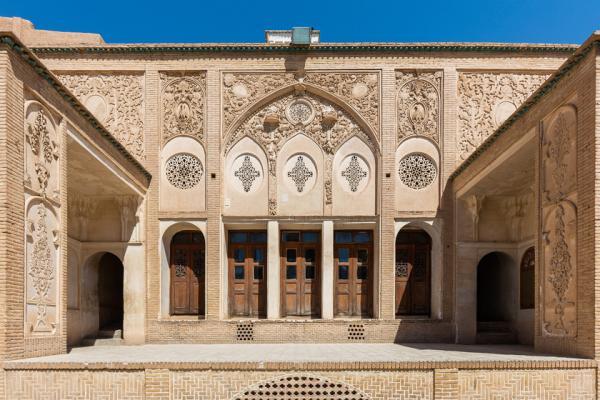 گردشگران خارجی خانه بروجردی ها را در گوگل چگونه توصیف می کنند؟ گردشگران خارجی خانه بروجردی ها را در گوگل چگونه توصیف می کنند؟
